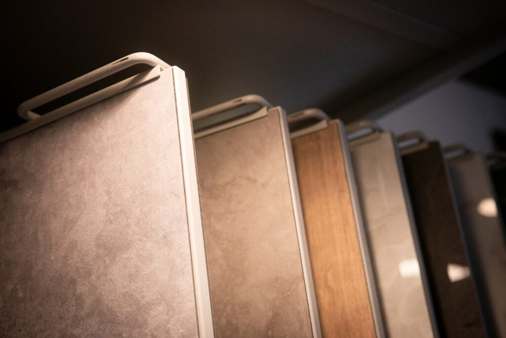 Tilgner Innenausbau Egal, ob natürliches Holz, moderner Designbelag oder langlebiger Vinylboden – wir beraten Dich bei der Auswahl des passenden Materials für Deinen Raum und Anspruch. Unsere Böden sind nicht nur schön anzusehen, sondern auch pflegeleicht, robust und optimal für Fußbodenheizungen geeignet.
